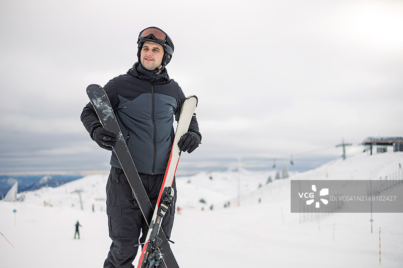 站在雪山前的滑雪男子图片素材