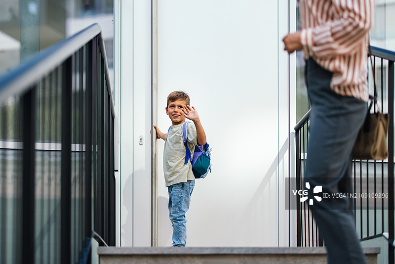 开学第一天挥手告别的快乐男孩图片素材