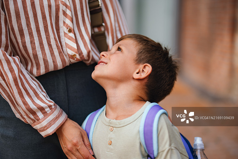 母子一同准备开学日图片素材