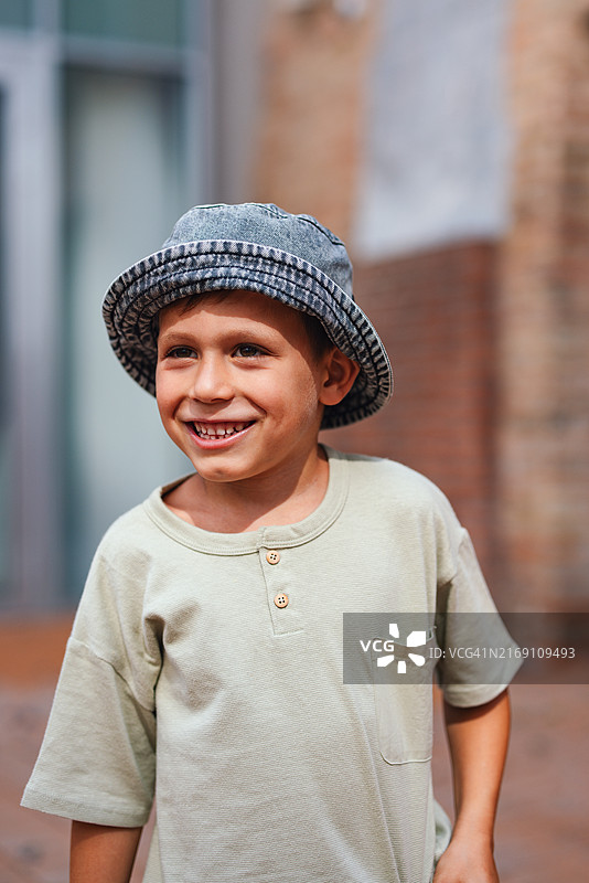 户外休闲装扮的快乐微笑小男孩图片素材