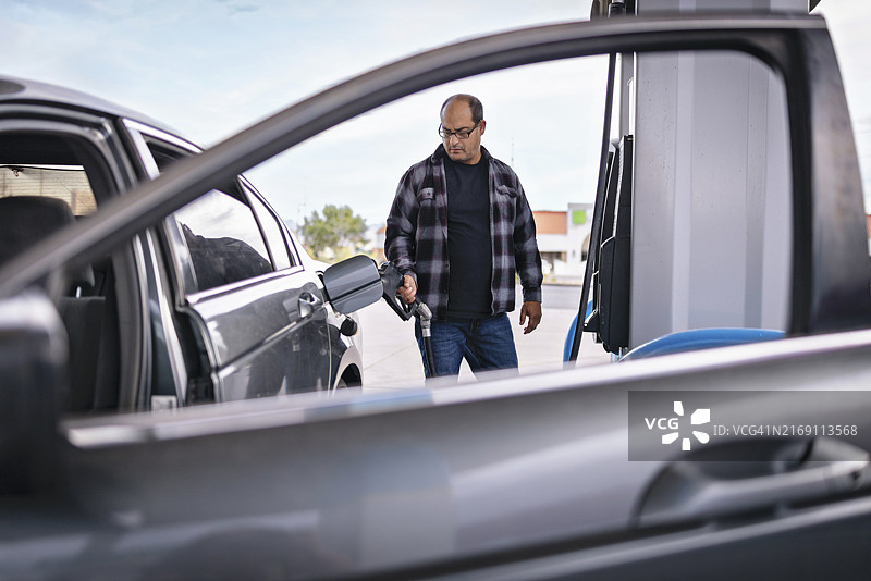 男人在加油站给汽车加油图片素材