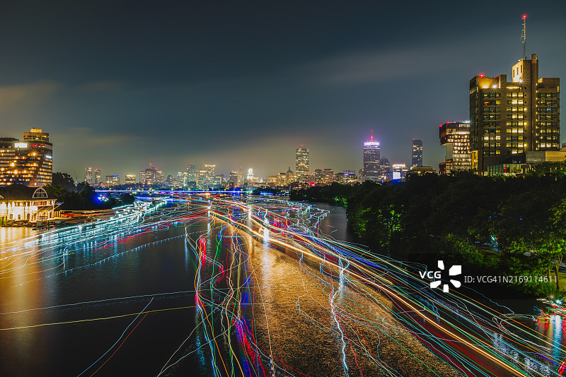 7月4日烟花过后，波士顿查尔斯河上的船只光轨，美国马萨诸塞州波士顿图片素材