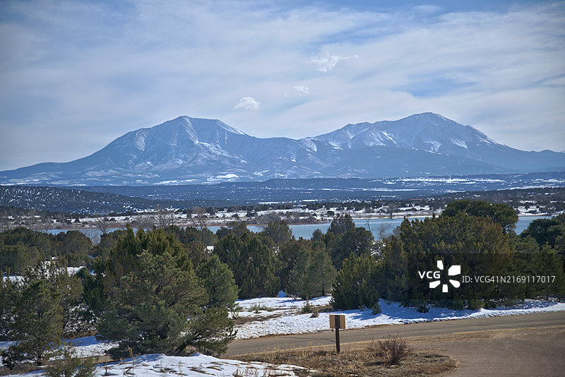 美国科罗拉多州沃尔森堡西班牙峰前的马蹄湖图片素材