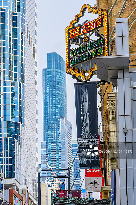 市中心区新旧建筑图片素材