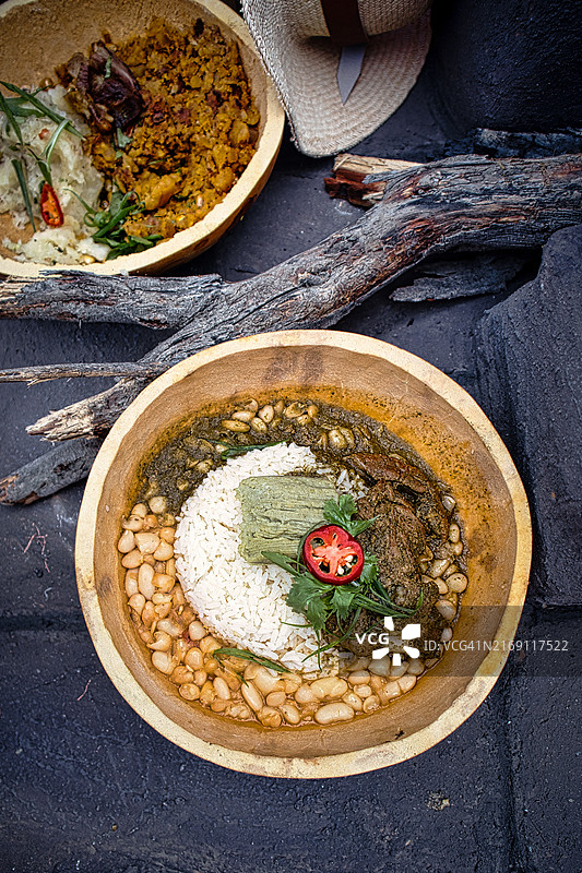 餐桌上食物的高角度视角图片素材