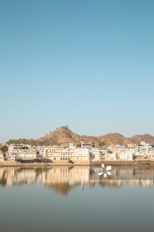 建筑旁湖泊的风景，晴朗的天空图片素材
