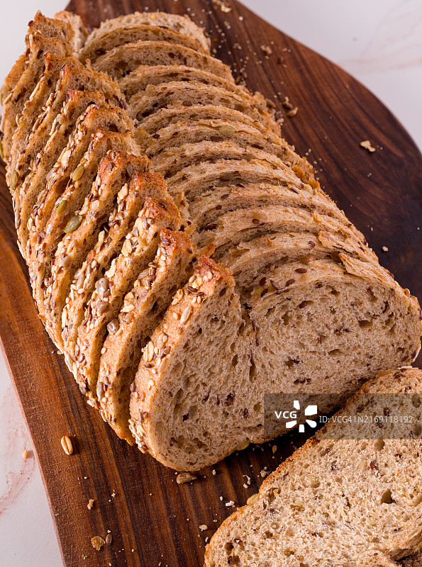 砧板上健康的全麦种子面包，美国弗吉尼亚州马纳萨斯图片素材