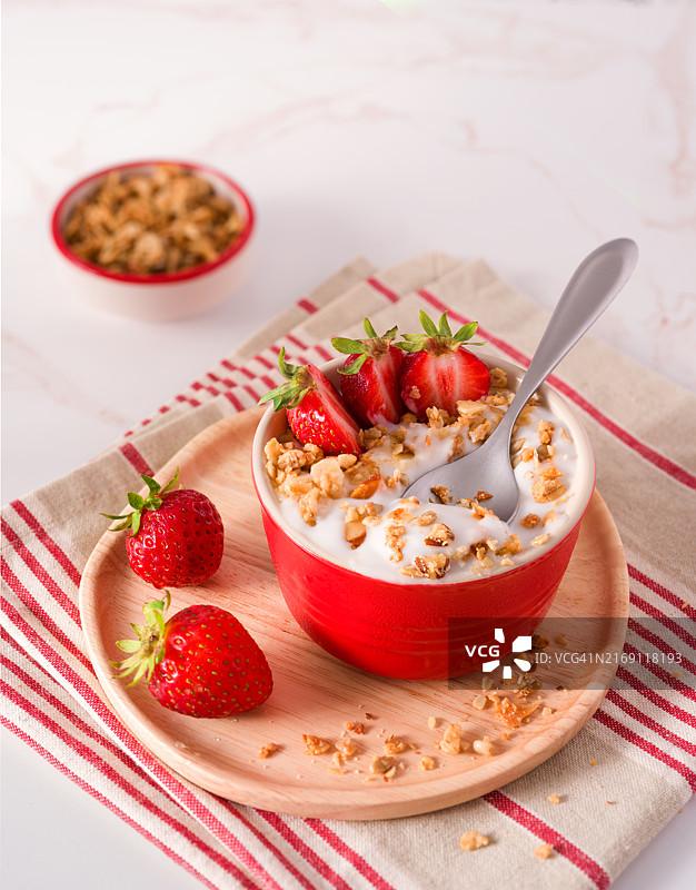植物椰子酸奶配格兰诺拉麦片和草莓，美国弗吉尼亚州马纳萨斯图片素材