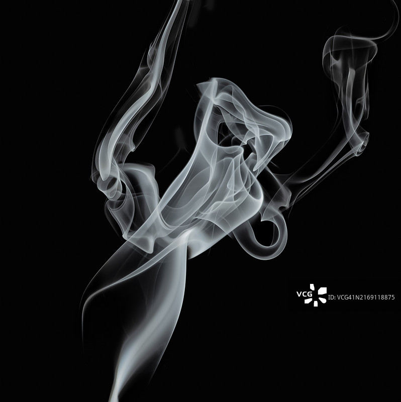 黑色背景下的烟雾特写图片素材