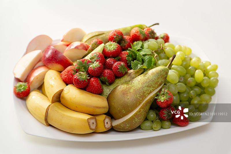 白背景盘中水果特写图片素材