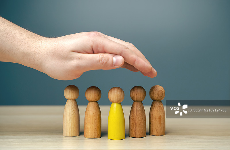 商人用保护姿势捍卫他的团队图片素材