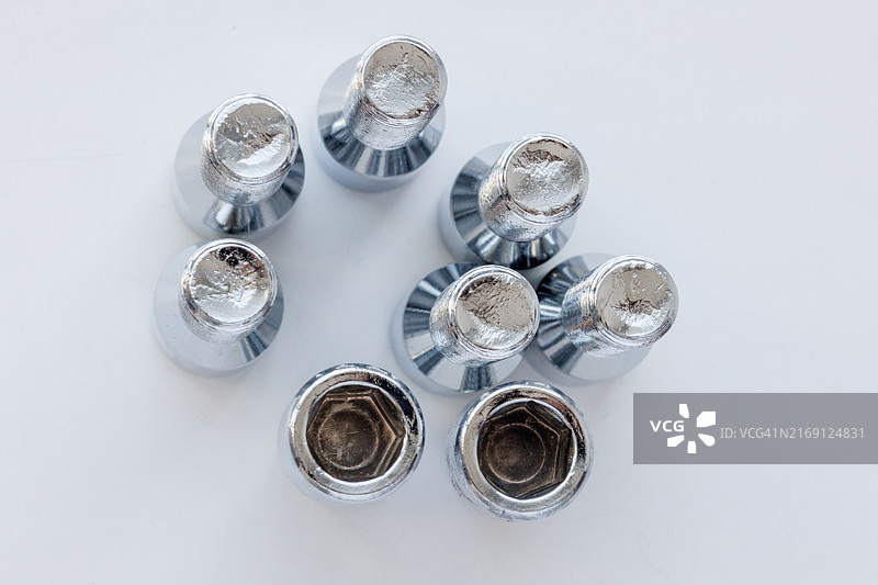 白色背景上的金属设备 от вид на височина图片素材