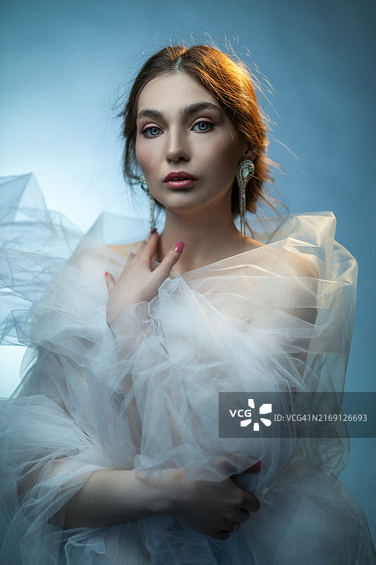 年轻女子站在墙前的肖像图片素材