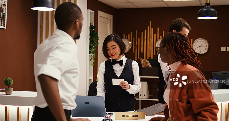 在办公室工作的商务人士图片素材