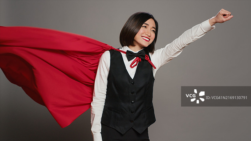 前台接线员披着超级英雄的斗篷对着镜头，感觉很强大图片素材