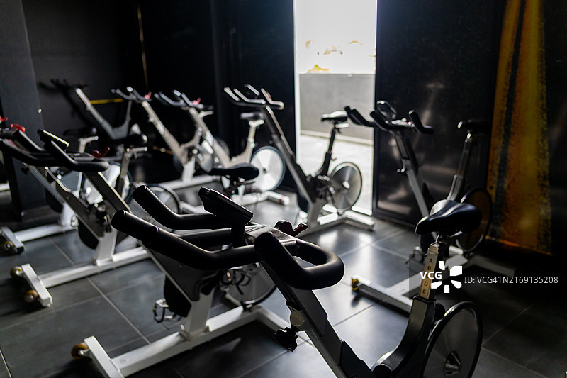 室内动感单车训练空房间图片素材