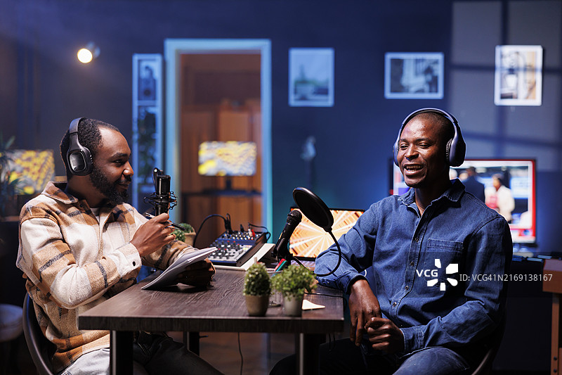 两个在快餐店一起工作的年轻人图片素材