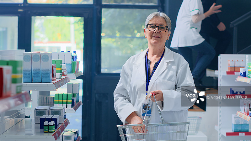 药剂师微笑的店铺肖像图片素材