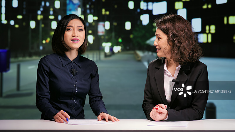 新闻主播团队主持晚间节目图片素材