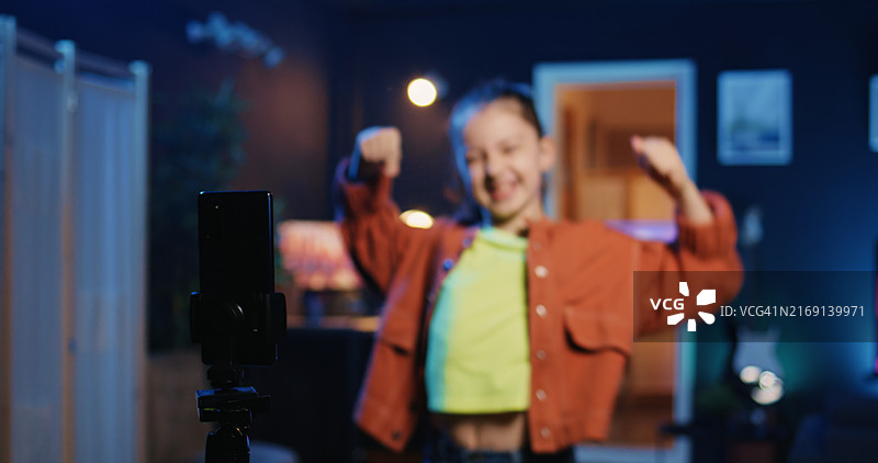 年轻女子新年Vlog图片素材