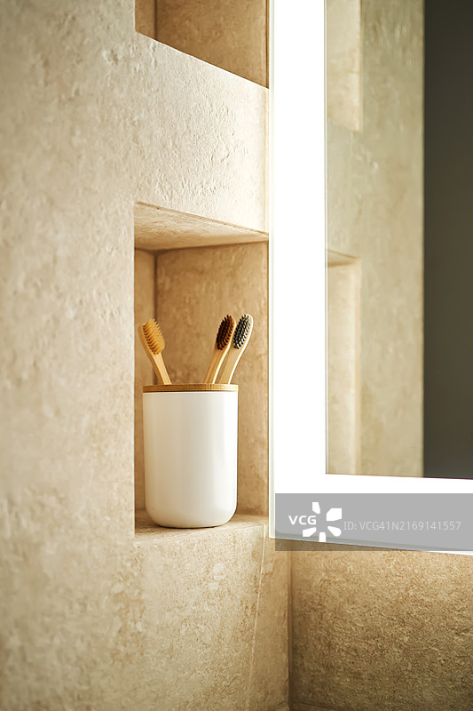 浴室玻璃杯中的天然竹制牙刷图片素材