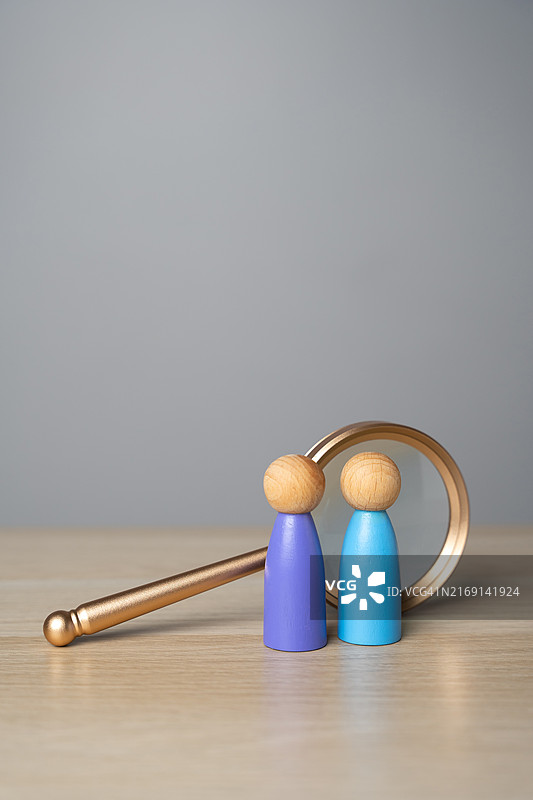 桌子上带有木槌的线和锤子的特写图片素材