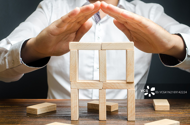 商务女性在黑色背景下坐在办公桌前做手势的腰部特写图片素材