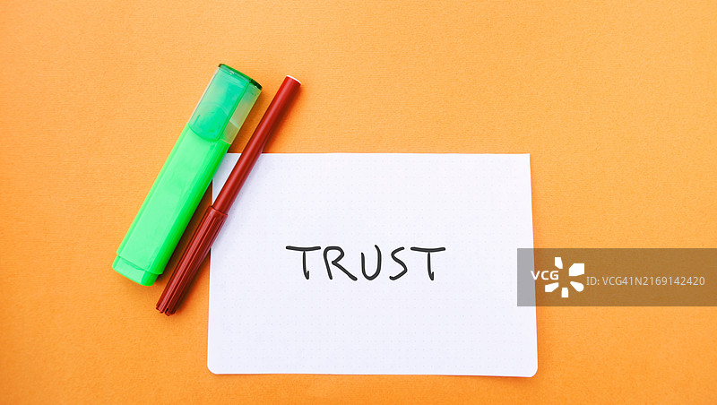 黄色背景上的文字特写图片素材