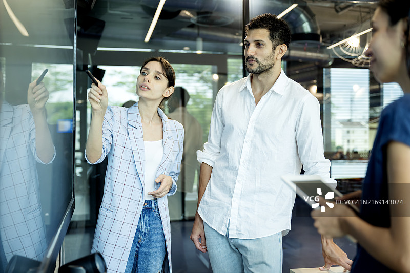 通过市场调研和战略规划，推动明智的商业决策，保持竞争优势图片素材