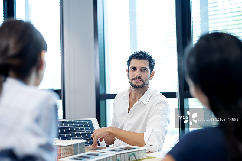可持续建筑设计和建造对于更绿色的未来至关重要，优先考虑脱碳、能源效率和资源节约。生态建筑和绿色能源。图片素材