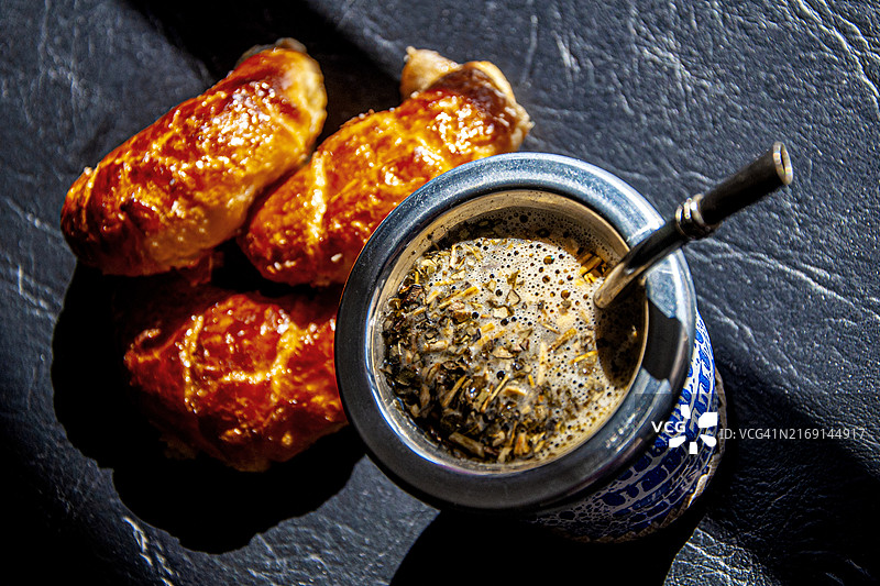 马黛茶和牛角面包（阿根廷传统饮品）图片素材