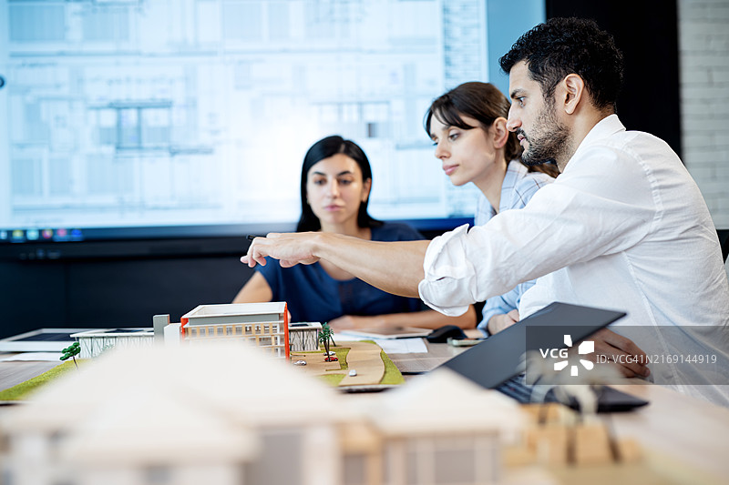 建筑项目状态会议促进共享和审查进度更新，确保问责制，符合项目进度和整体项目成功。图片素材