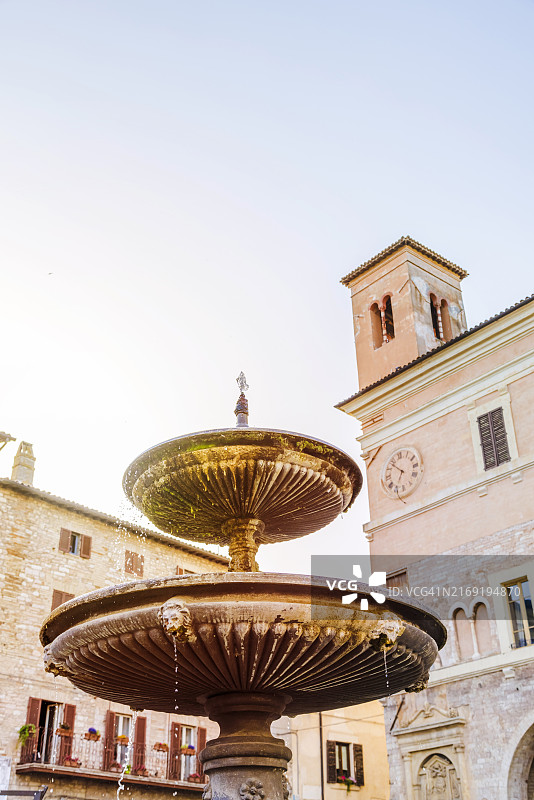 意大利斯佩洛共和国广场的喷泉图片素材