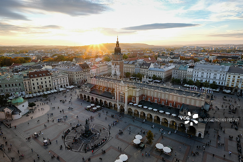 波兰克拉科夫老城集市广场日落航拍图片素材