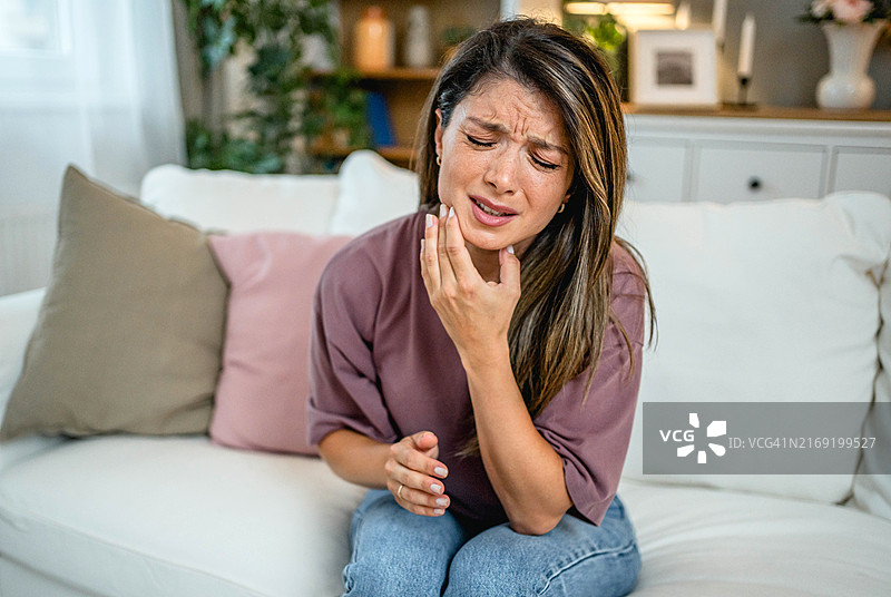 年轻女人感到牙痛图片素材