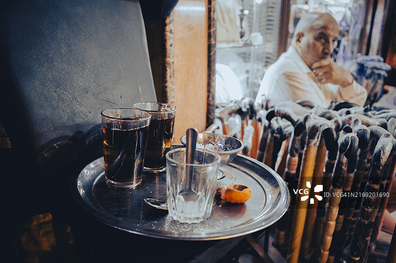 开罗汗埃尔哈利利市场的一盘传统埃及茶图片素材