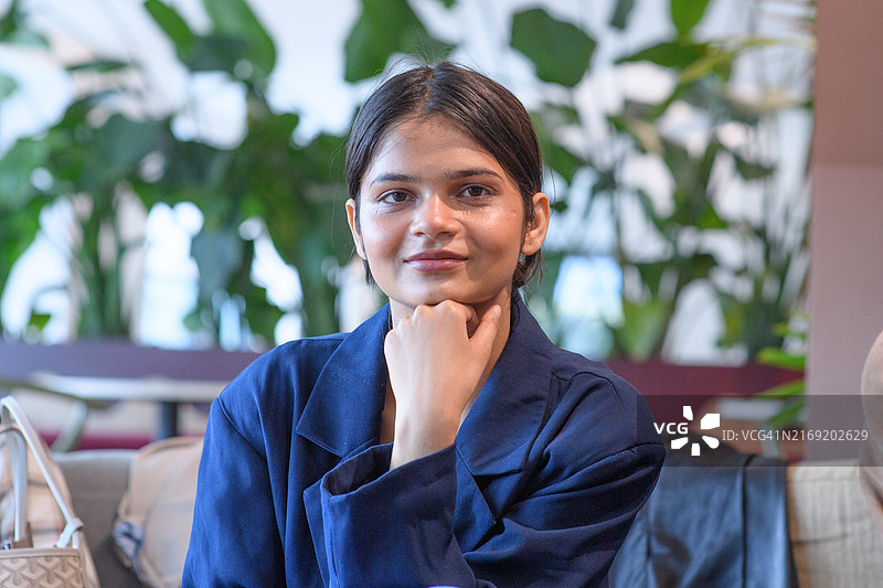 年轻女子倾听的肖像图片素材