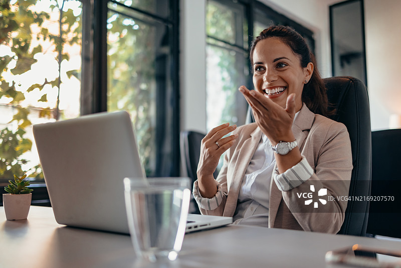 办公室经理与新实习生交谈图片素材