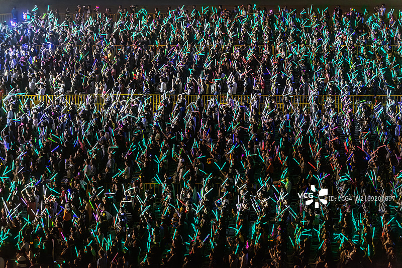 音乐会上挥舞荧光棒的观众图片素材