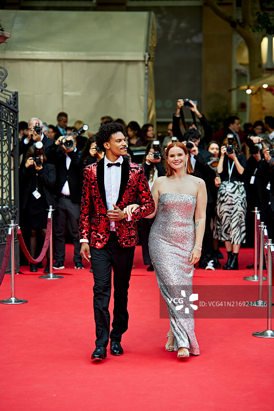 名人夫妇走在红地毯上的动态肖像图片素材