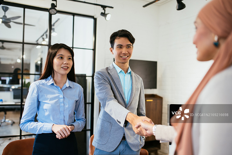 女银行经理与满意的客户握手图片素材