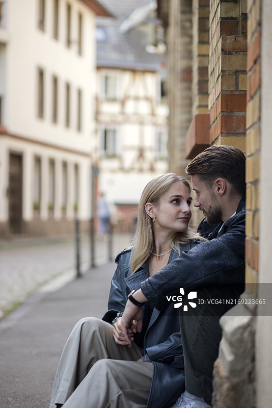 充满爱意的年轻夫妇在城市建筑旁图片素材