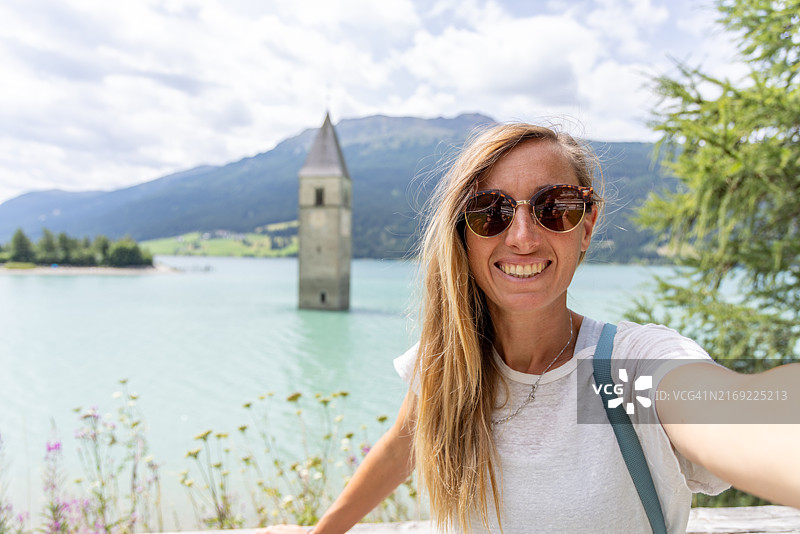 在雷西亚湖与钟楼自拍的微笑女人图片素材