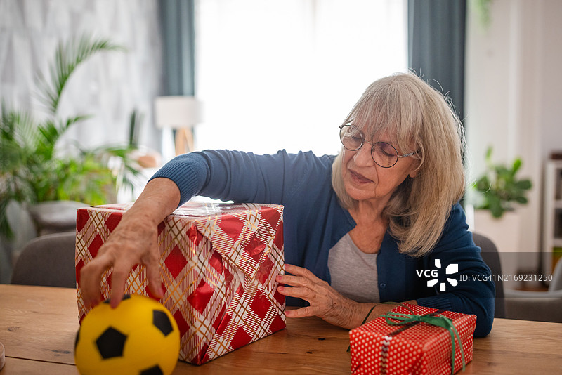 慈爱的祖母为孙辈准备礼物图片素材