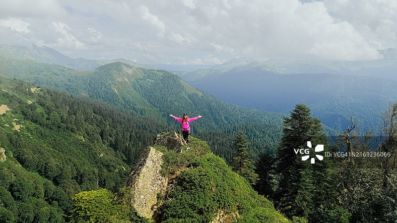 山顶徒步图片素材
