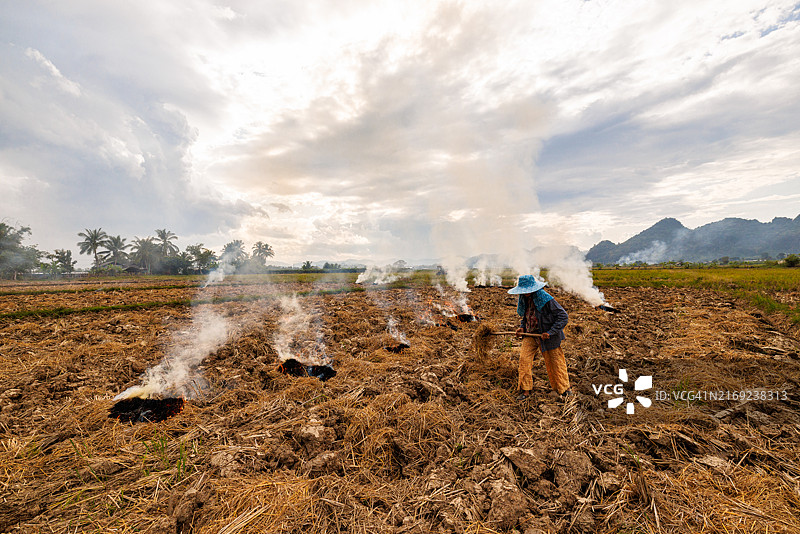一位农民在泰国北部清迈府梅昌村附近点燃稻草。图片素材