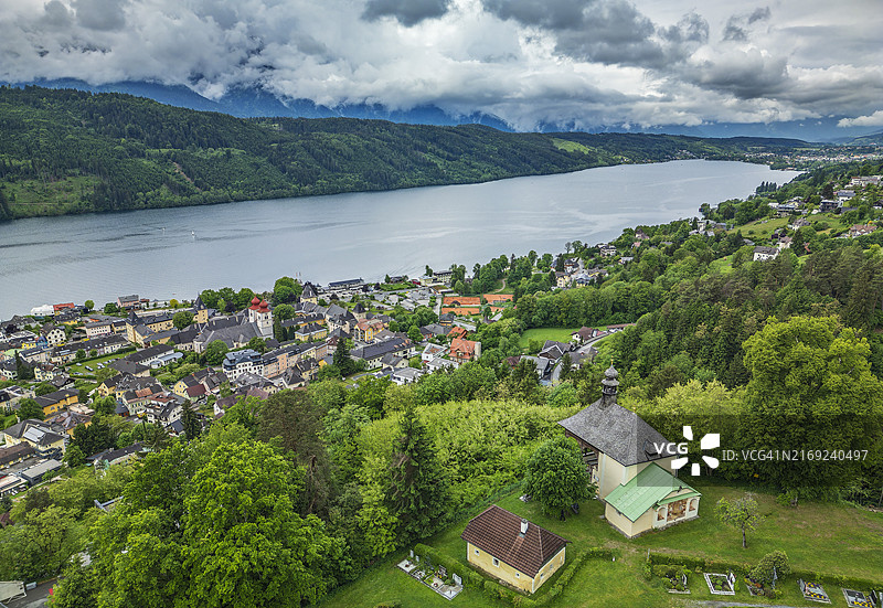 奥地利克恩顿州米尔施塔特湖附近卡尔瓦里恩贝格的城镇景观图片素材