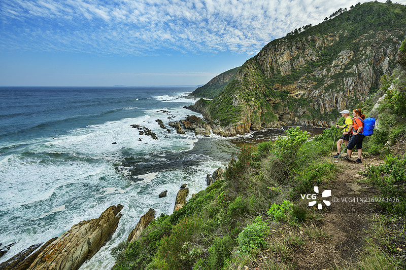 在齐齐卡马区花园大道国家公园布劳克兰斯河边山路上眺望的登山者，东开普省，南非图片素材