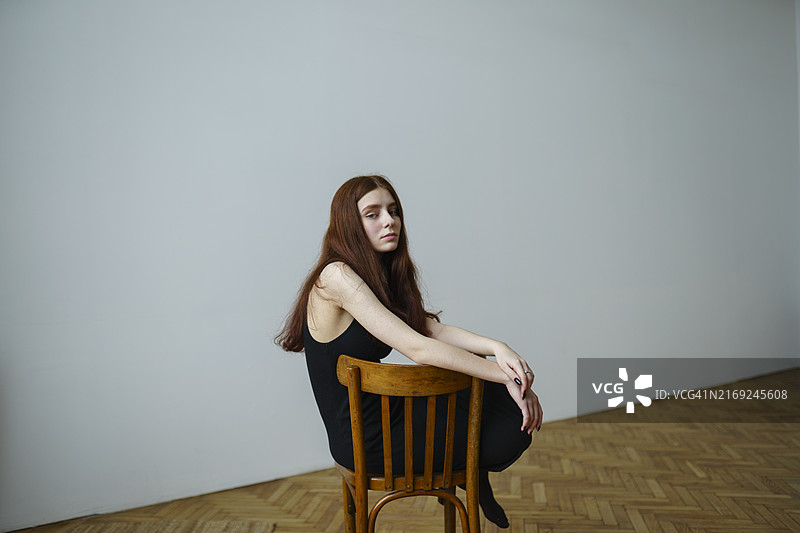 坐在家里的椅子上的女人图片素材