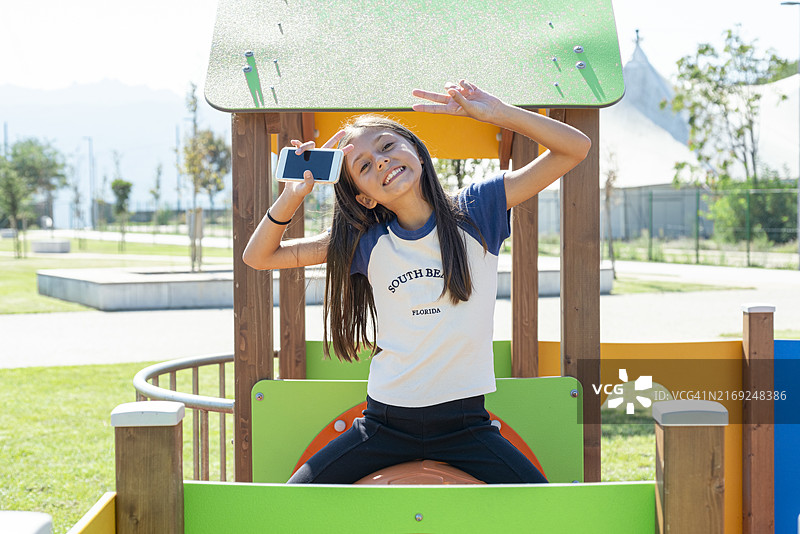 在城市游乐场里微笑的少女图片素材